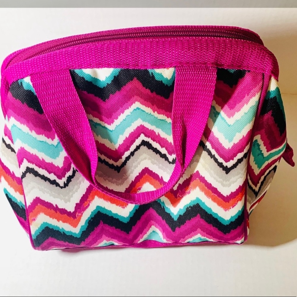 WOMEN'S MAGENTA CHEVRON LUNCH PURSE -Purple/Multicolored Chevron
MAGENTA HANDLES